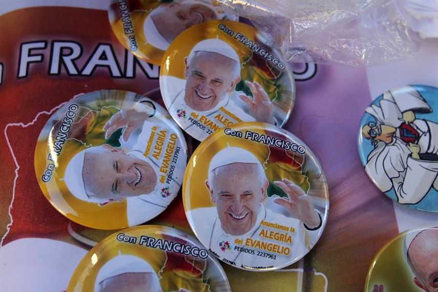 Fotografía de botones alusivos a la visita del papa Francisco, a la venta en La Paz, Bolivia. (EFE)