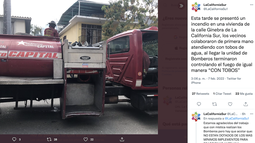 En la cuenta de Twitter de la urbanización La California se mostró cómo el camión de los bonberos no tenia mangueras para apagar el fuego.