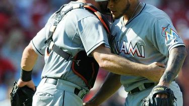 Ramos y Mathis celebran la victoria de los Marlins. (CARDINALS.com)