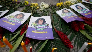 Volantes con la imagen de Berta Cáceres, hondureña y activista ambiental y de derechos indígenas que fue asesinada, yacen en el suelo durante una protesta el día del juicio contra Roberto David Castillo Mejía en Tegucigalpa, Honduras, el lunes 5 de julio de 2021