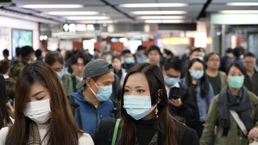 Pasajeros en una estaci&oacute;n del metro de Hong Kong lucen m&aacute;scaras para prevenir contagio en medio de un brote de coronavirus en China el mi&eacute;rcoles, 22 de enero del 2020.&nbsp;