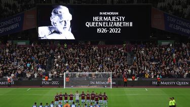 Los futbolistas de West Ham y FCSB Steaua Bucharest guardan un minuto de silencio por la muerte de la reina Isabel II de Inglaterra antes de un juego del Grupo B de la Europa League, en el Estadio de Londres, en Londres, el 8 de septiembre de 2022. La Premier League pausará su calendario una jornada por respeto a la familia real&nbsp;