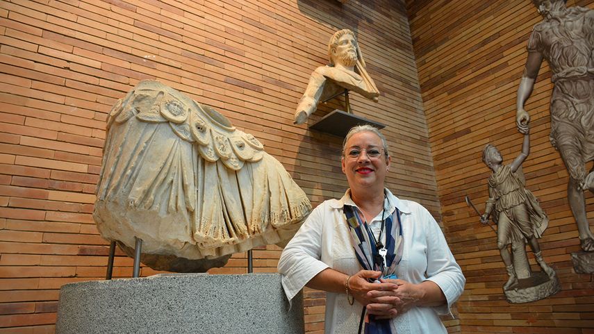 Josefa, auxiliar de sala en el Museo Nacional de Arte Romano en Mérida, España.