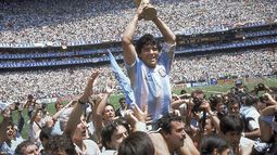 En esta foto del 29 de junio de 1986, Diego Maradona alza la Copa Mundial tras la victoria de Argentina 3-2 ante Alemania en la final, en el estadio Azteca de la Ciudad de México. Maradona ha fallecido de un paro cardiaco, el miércoles 25 de noviembre de 2020, en Buenos Aires.&nbsp;