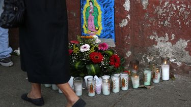 Fotografía de un altar por las víctimas de un incendio en un centro de menores, este jueves 9 de marzo de 2017, en las afueras de la morgue del Hospital Nacional San Juan de Dios en Ciudad de&nbsp;Guatemala.&nbsp;