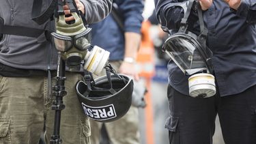 Imagen referencial de periodistas con equipos antimotines.