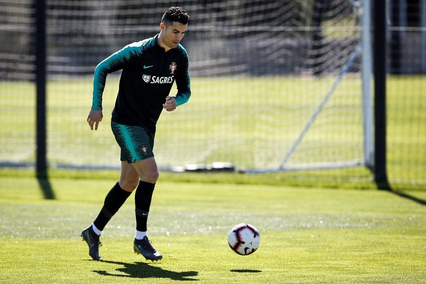 El jugador de la selección portuguesa Cristiano&nbsp;Ronaldo conoció de la multa durante un entrenamiento del equipo en Oeiras a las afueras de Lisboa, Portugal.
