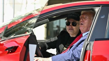 Elon Musk y el presidente de Estados Unidos Donald J. Trump dentro del auto Tesla que el mandatario le compró a la compañía en apoyo a su dueño.&nbsp;