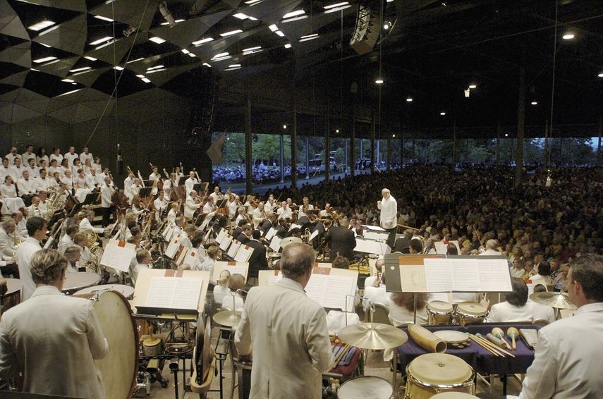 En esta fotografía del 9 de julio de 2004 Kurt Masur dirige a la Orquesta Sinfónica de Boston en la noche inaugural de la temporada en el foro Tanglewood en Lenox, Massachussets.&nbsp;
