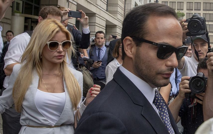 George Papadopoulos (der.), exasesor del presidente Donald Trump, abandona la corte federal en Washington el 9 de septiembre de 2018.