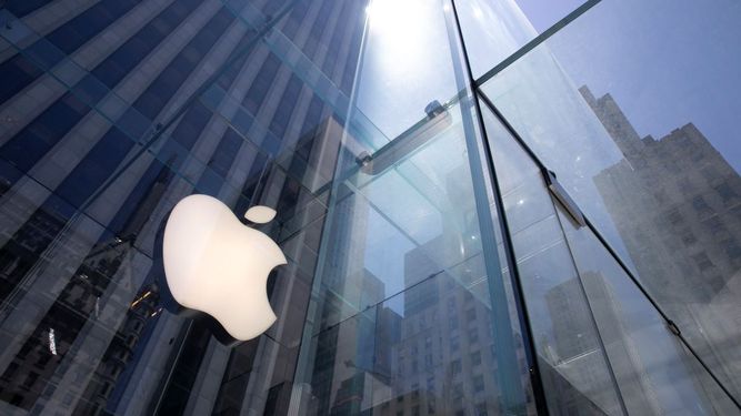 Logo de Apple en una de las sedes de la compañía.