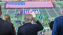 El presidente de los Estados Unidos, Donald Trump, durante la entonación del himno nacional en el Super Bowl 59, el 9 de febrero de 2025. El presidente de los Estados Unidos, Donald Trump, durante la entonación del himno nacional en el Super Bowl 59, el 9 de febrero de 2025.