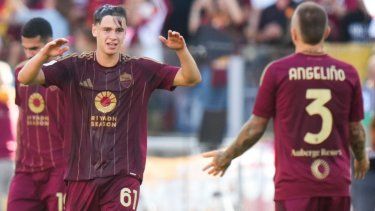 Niccolo Pisilli (izquierda) celebra tras anotar un gol para la Roma en la victoria 2-1 ante Venezia en la Seria A de Italia, el domingo 20 de septiembre de 2024, en Roma.