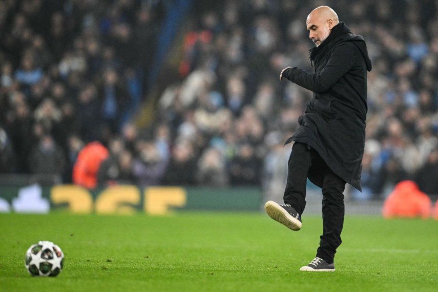 El entrenador español del Manchester City, Pep Guardiola, controla el balón y ahora piensa en su próximo duelo en el Santiago Bernabéu ante el Real Madrid&nbsp;