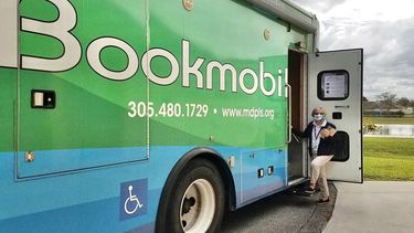 El Bookmobile llega al parque.