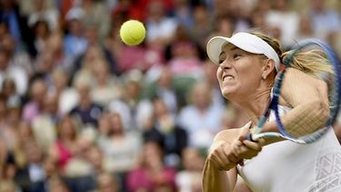 Sharapova pasó trabajo antes de ganar su juego frente a Coco Vandeweghe. (EFE)