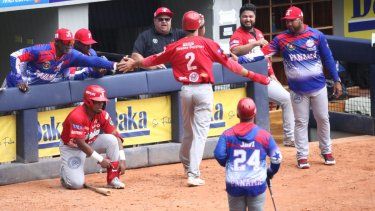 Federales de Chiriquí representante de Panamá celebran las carreras anotadas contra Agricultores de Cuba en la Serie del Caribe