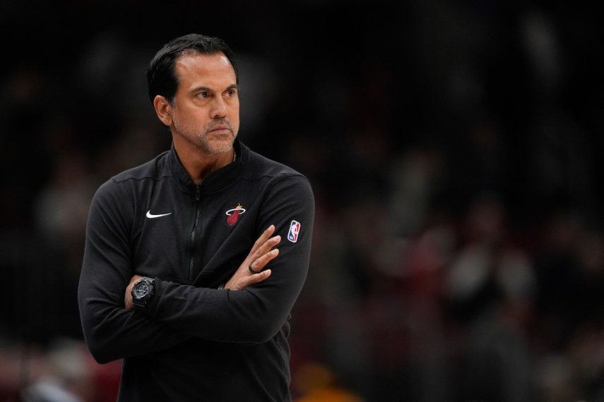 El entrenador del Heat de Miami, Erik Spoelstra, durante un partido de su equipo en contra de los Bulls de Chicago, el 9 de abril de 2025.