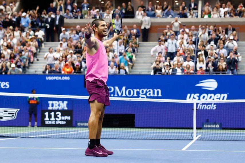 El español Carlos Alcaraz celebra tras derrotar al italiano Jannik Sinner durante su partido final individual masculino de tenis en el día quince del torneo de tenis US Open en el Centro Nacional de Tenis Billie Jean King de la USTA en la ciudad de Nueva York, el 7 de septiembre de 2025.
