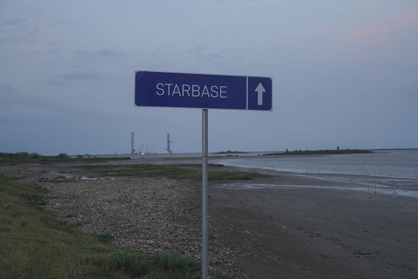 Un letrero con la leyenda Starbase se ve cerca de las instalaciones de SpaceX en Brownsville, Texas, el 3 de mayo de 2025.