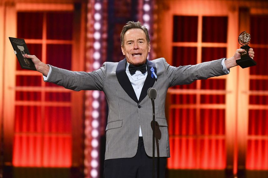 En esta foto del 9 de junio de 2019, Bryan Cranston recibe el premio Tony al mejor actor en una obra, por Network, en el Radio City Music Hall en Nueva York.&nbsp;