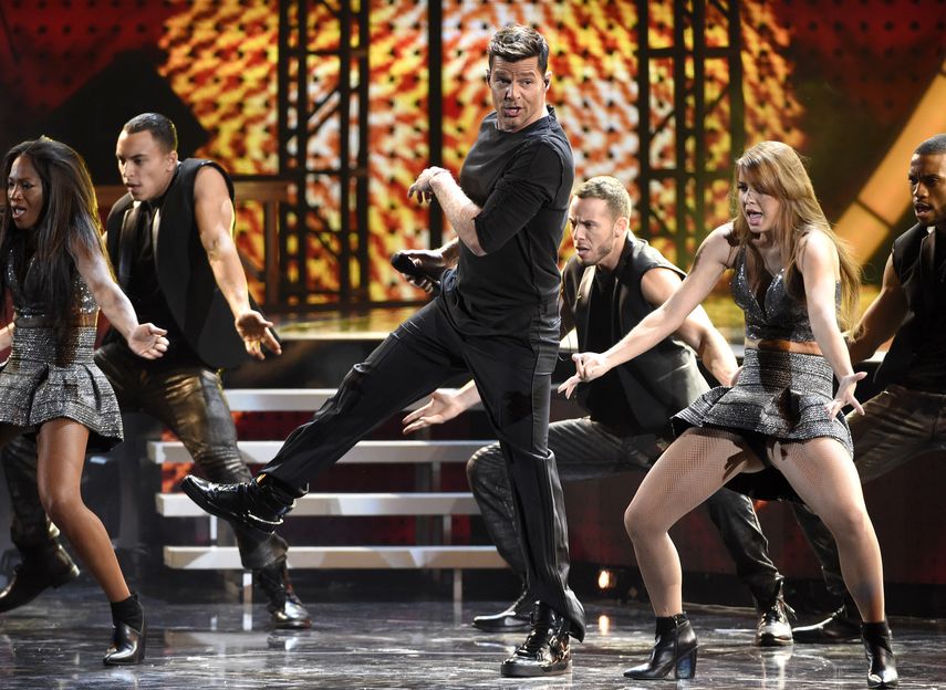 En esta foto del 19 de noviembre del 2015, Ricky Martin act&uacute;a en la 16ta entrega anual de los Latin Grammy en Las Vegas. Martin fungir&aacute; como anfitri&oacute;n de la 20ma edici&oacute;n de los Latin Grammy, y estrenar&aacute; en la gala su nuevo sencillo C&aacute;ntalo con Residente y Bad Bunny, el jueves 14 de noviembre del 2019 en Las Vegas.
