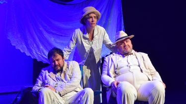 El actor hondureño Edgar Valeriano, la actriz guatemalteca Patricia Orantes y el salvadoreño Omar Renderos en una escena de la obra Tres viejos mares.
