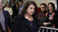 En esta fotograf&iacute;a de archivo del 23 de enero de 2020 la actriz Annabella Sciorra regresa tras un receso para almorzar en el juicio por violaci&oacute;n contra Harvey Weinstein en Nueva York.&nbsp;