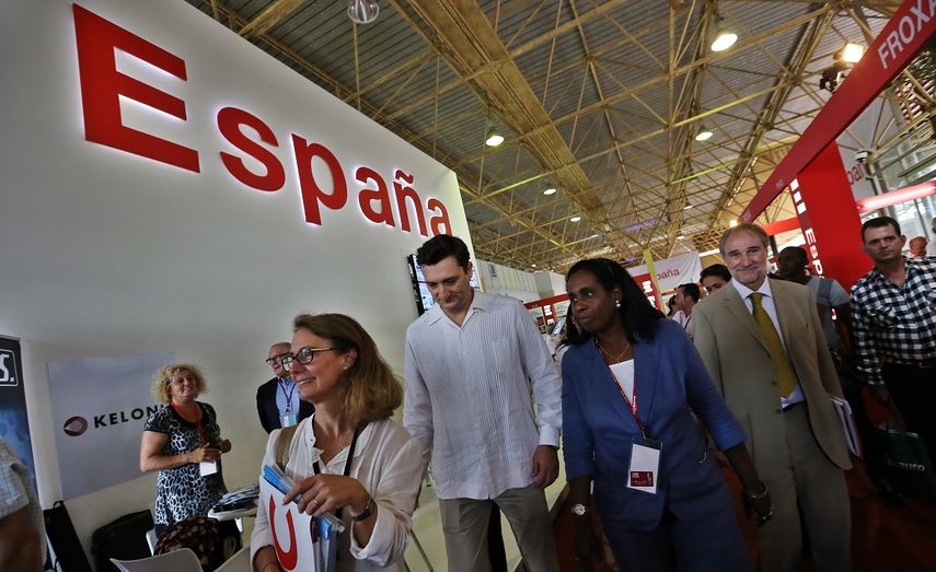 El consejero delegado del ICEX, Francisco Garzón (2-i); la viceministra cubana de Comercio Exterior, Ileana Núñez (3-i), y el embajador de España, Juan Francisco Montalbán (2-d), recorren el pabellón de España, en la inauguración de la XXXIV edición de la
