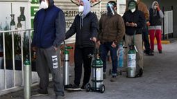 Personas fhacen filas para rellenar tanques de oxígeno para personas con coronavirus, en Ciudad de México.