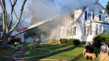 Bomberos combaten el incendio de una casa en North Andover, Massachusetts, EEUU, 13 de setiembre de 2018, tras una serie de explosiones en un ducto que lleva gas a hogares en localidades al norte de Boston. 