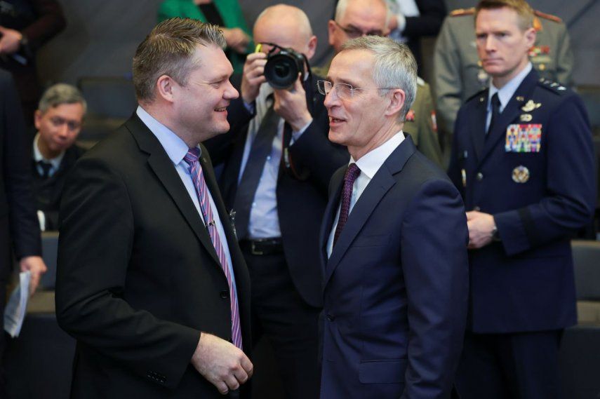 El ministro de defensa de Finlandia Antti Kaikkonen (izq) con el secretario general de la OTAN Jens Stoltenberg en Bruselas el 15 de febrero de 2023.&nbsp;