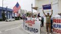 En esta fotografía de archivo del 28 de octubre de 2016, los cubanos-estadounidenses corean consignas pro-Trump mientras muestran su apoyo al candidato presidencial republicano Donald Trump, en Miami. En esta fotografía de archivo del 28 de octubre de 2016, los cubanos-estadounidenses corean consignas pro-Trump mientras muestran su apoyo al candidato presidencial republicano Donald Trump, en Miami.