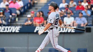 Jakob Marsee, de los Marlins de Miami, tras batear un jonrón de tres carreras durante la primera entrada contra los Guardianes de Cleveland en el Progressive Field, el 13 de agosto de 2025 en Cleveland, Ohio.&nbsp;