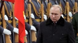 El presidente ruso, Vladimir Putin, en una ceremonia de colocación de una ofrenda floral en la Tumba del Soldado Desconocido, en Moscú, Rusia, el miércoles 23 de febrero de 2022.&nbsp;