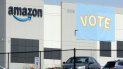 Una pancarta exhorta a los trabajadores a votar en el proceso por la creación de un sindicato, en el almacén de Amazon en Bessemer, Alabama. Una pancarta exhorta a los trabajadores a votar en el proceso por la creación de un sindicato, en el almacén de Amazon en Bessemer, Alabama.