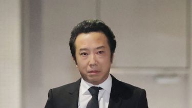 Esta fotografía tomada el 31 de julio de 2023 muestra al actor japonés de Kabuki Ennosuke Ichikawa, acusado de asistir el suicidio de sus padres, saliendo de la estación de Harajuku del Departamento de Policía Metropolitana de Tokio. &nbsp;
