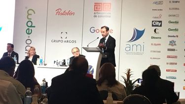 El expresidente boliviano Jorge Tuto Quiroga habla durante la reunión de medio año de la SIP en Medellín, Colombia.