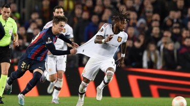 Gavi del FC Barcelona lucha con el brasileño Fred del Manchester United en los Play Offs de la Europa League