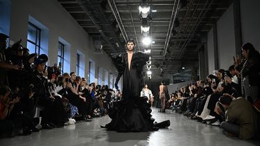 Una modelo presenta una creación para Juana Martín durante la Semana de la Moda de Alta Costura Femenina Primavera/Verano 2025, en París el 30 de enero de 2025.