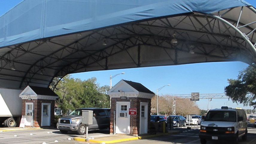 En esta fotograf&iacute;a de archivo del 29 de enero de 2016 se muestra la entrada a la Estaci&oacute;n Base A&eacute;rea Naval en Pensacola, Florida.&nbsp;