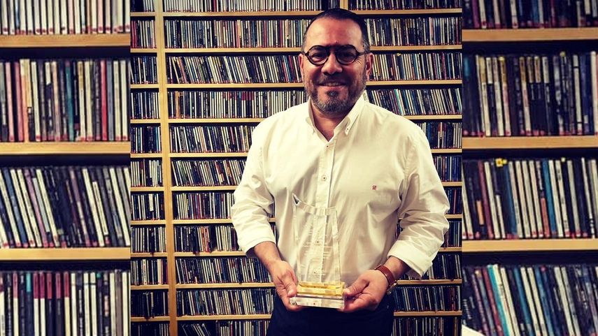 Omer Pardillo, empresario cubanoamericano y presidente de Celia Cruz Legacy Project, sostiene el&nbsp;