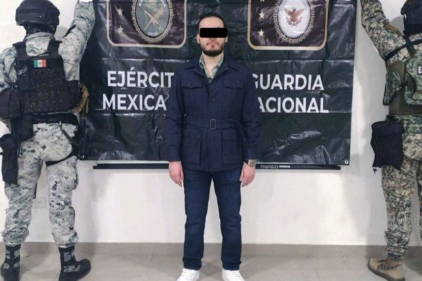 &nbsp;El ejército mexicano capturó al jefe de seguridad de Los Chapitos, una de las facciones del cartel de Sinaloa, recientemente designada como organización terrorista por Estados Unidos, anunció este jueves la Secretaría de Seguridad.