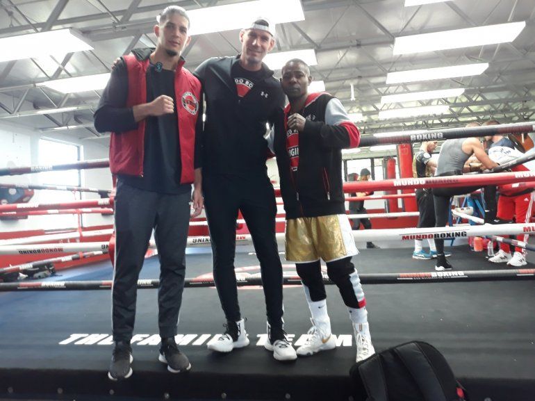 Alfredo y Anthony Martínez y el ídolo del boxeo cubano Guillermo Rigondeaux (izq. a der.) tras una práctica en el gimnasio Muhammed Ali en el Tropical Park con miras a su pelea del próximo 11 de febrero en Miami.