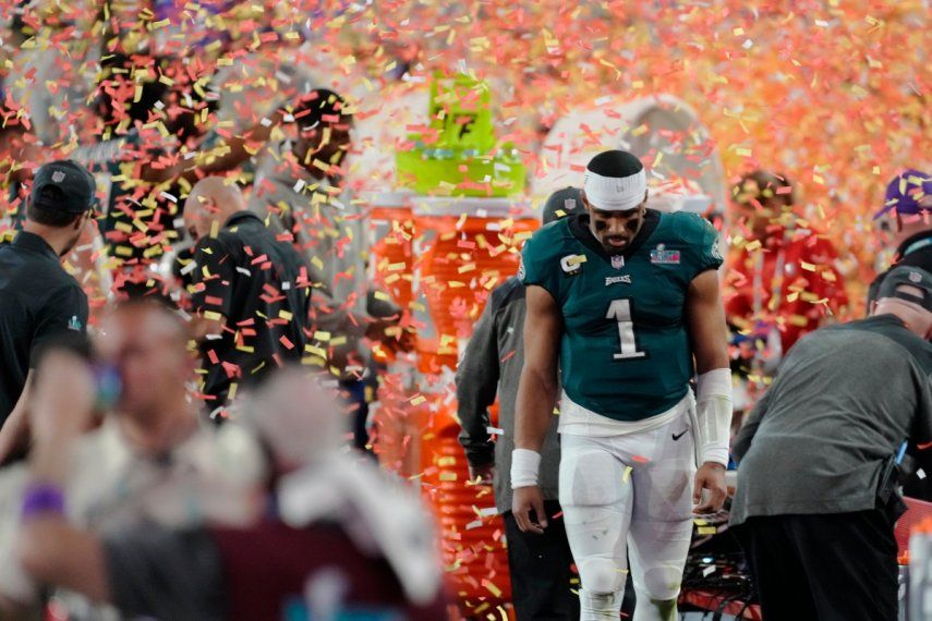 El quarterback de los Eagles de Filadelfia, Jalen Hurts, sale del campo tras perder ante los Chiefs de Kansas City en el Super Bowl 57, el domingo 12 de febrero de 2023, en Glendale, Arizona.