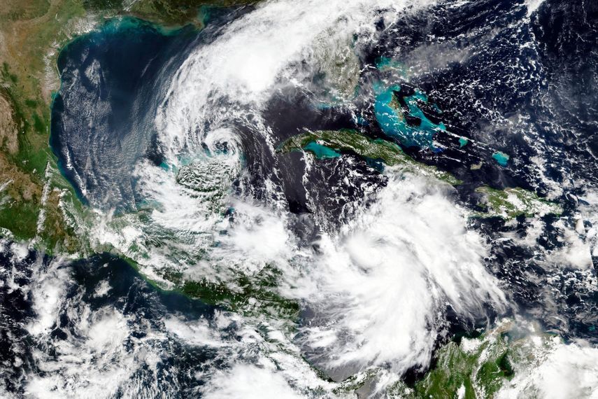 En esta imagen por sat&eacute;lite del 5 de octubre de 2020 proporcionada por NASA Worldview, Earth Observing System Data and Information System (EOSDIS), la tormenta tropical Gamma, a la izquierda, que castig&oacute; parte de M&eacute;xico durante el fin de semana, y el hurac&aacute;n Delta, abajo a la derecha, que gana fuerza en un rumbo que lo llevar&aacute; junto a las Islas Caim&aacute;n el martes por la ma&ntilde;ana.&nbsp;