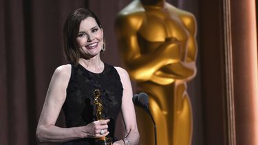 La actriz Geena Davis acepta el premio&nbsp;Jean Hersholt, que otorga la Academia en reconocimiento a la labor en causas humanitarias.&nbsp;
