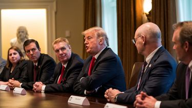 Donald&nbsp;J.&nbsp;Trump durante la reunión con un grupo de directivos de empresas del sector siderúrgico, en La Casa Blanca.