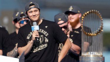 El japonés Shohei Ohtani se dirige al público tras el bicampeonato de los Dodgers de Los Ángeles.