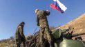 Dos soldados rusos veladores del acuerdo de paz colocan la bandera de su país sobre un tanque. Dos soldados rusos veladores del acuerdo de paz colocan la bandera de su país sobre un tanque.